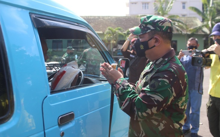 Dandim Salurkan Bantuan Beras kepada sopir angkot