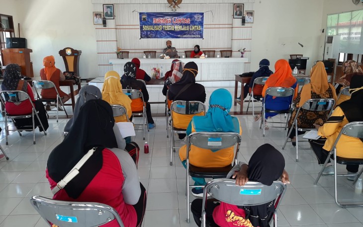 Kegiatan Dikmas Lantas sosialisasi keselamatan Lalu Lintas kepada paguyupan Istri Kepala Desa dan perangkat Desa Rowosari Kendal, bertempat di Kecamatan Rowosari Kabupaten Kendal. Jumat (17/09/2021).