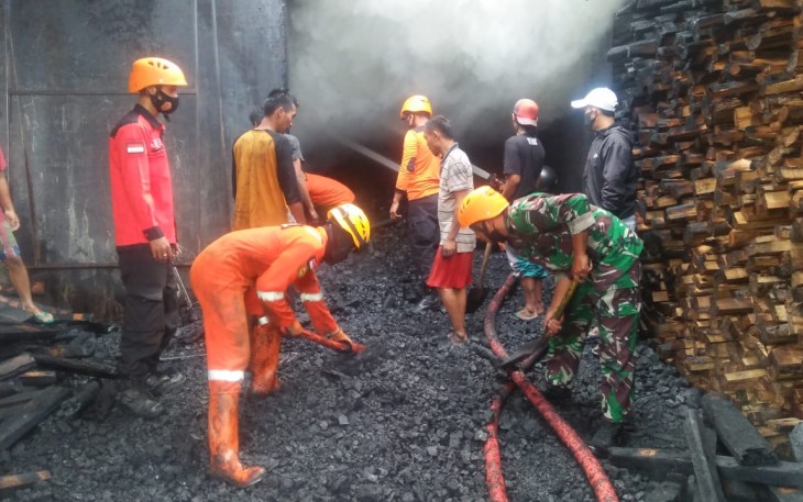 Kebakaran di pabrik pengolahan kayu