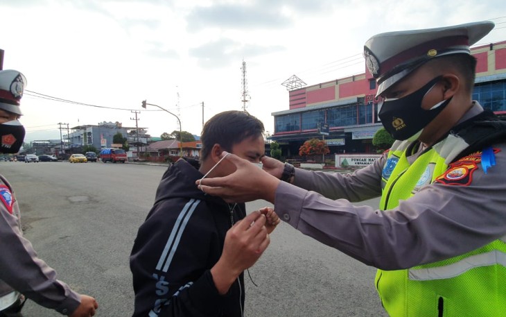 Polres Kepahiang Bagikan Masker Kepada Pengguna Jalan