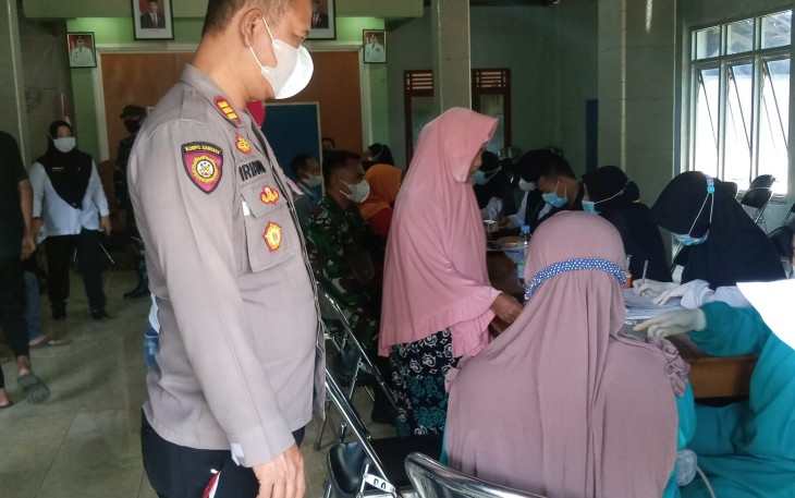 Kapolsek Gemuh AKP Iriyanto Budi Cahyono SH bersama anggotanya melaksanakan kegiatan pengamanan sekaligus monitoring penyuntikan Vaksin Covid-19 Tahap l Kepada warga masyarakat Desa Ngerjo, Rabu (22/9/21).