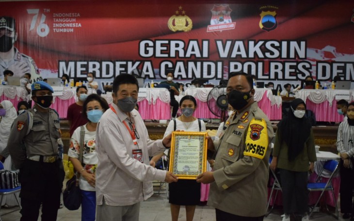 Kapolres Demak memberikan penghargaan kepada tim Nakes dari Yayasan Terang Bangsa Semarang.