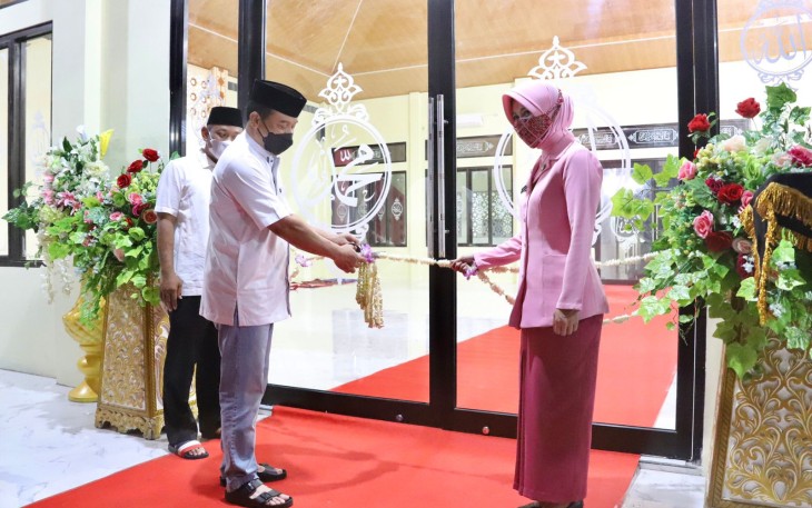 Kapolda Jateng menggunting rangkaian bunga tanda diresmikannya Masjid "Maos Mawardi" Cilacap 