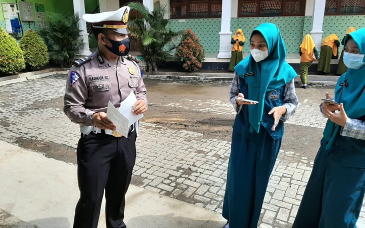 Satlantas Polres Kendal melaksanakan kegiatan Ops Patuh Candi 2021 dengan membagikan Brosur yang berisi himbauan tentang pentingnya keselamatan berlalu lintas kepada masyarakat