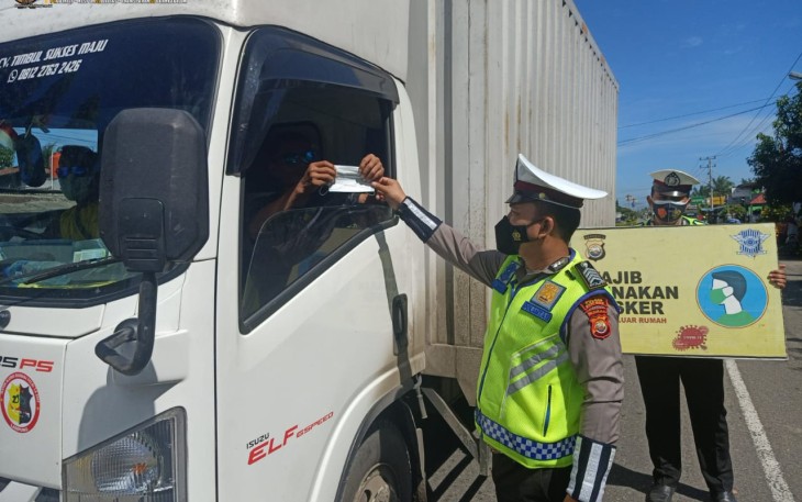 Polres Mukomuko Sebar Stiker Imbau Prokes dan Bagi Masker
