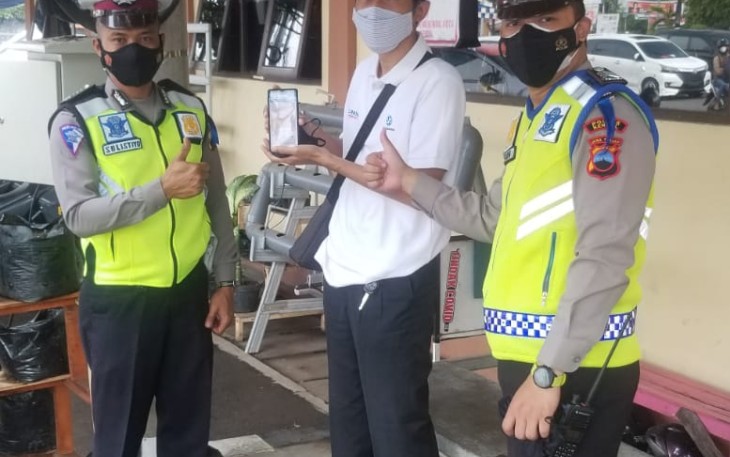 Satlantas Polres Kendal Berikan Sosialisasi Aplikasi Peduli Lindungi di Sekitaran Alun-alun Kota Kendal