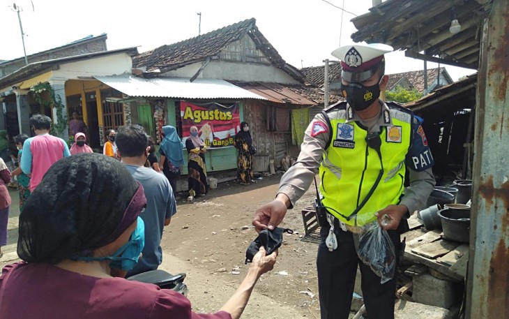 Kasatlantas Sampaikan Imbauan Tentang Prokes dan Bagikan Masker Di Desa Gempolsewu