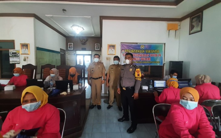 Anggota Polsek Weleri monitoring Kegiatan vaksinasi COVID-19 di wilayah Kecamatan Weleri bertempat di Balai desa Sumberagung, SMP N 3 Weleri, Puskesmas Weleri 1. Selasa (28/09/2021)