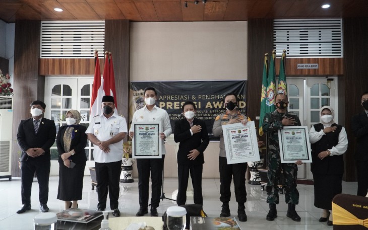 Lembaga Kajian Strategis Kepolisian Indonesia (LEMKAPI) foto bersama PemKab Kendal, Polres Kendal, dan Kodim 0715 Kendal dalam acara pemberian  penghargaan Presisi Award di Pendopo Kabupaten Kendal Rabu 29/9/2021 