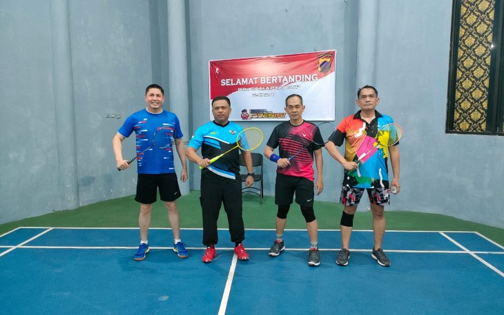 Kombes Pol Agus Suryonugroho foto bersama  AKBP Alfian Nurrizal, Kabid TIK Polda Jateng, Kabidhumas, Kombes M Iqbal Alqudusy dan Dirsabhara, Kombes Joko Susilo di GOR Badiminton Sabhara, Kalisari Rabu malam 29/9/2021 