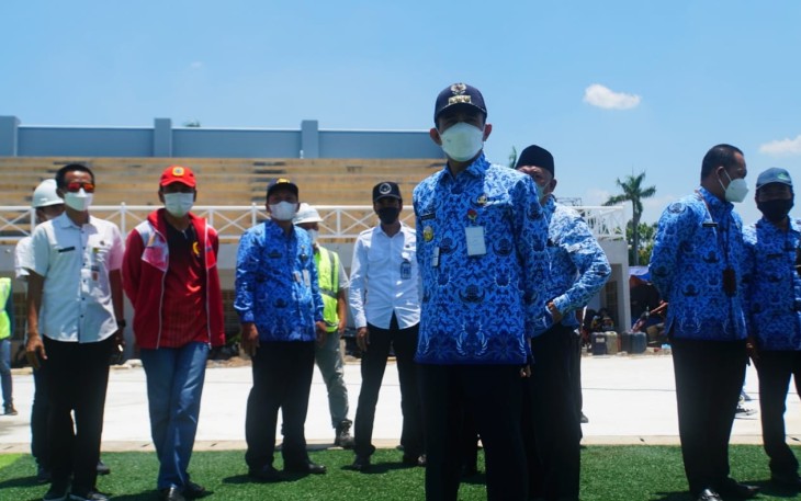Bupati Haryanto tinjau renovasi stadion