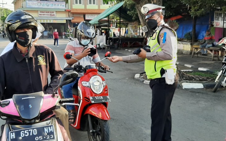 Satlantas Polres Kendal Terus Laksanakan Kegiatan Dikmas Bagi Masker dan Brosur