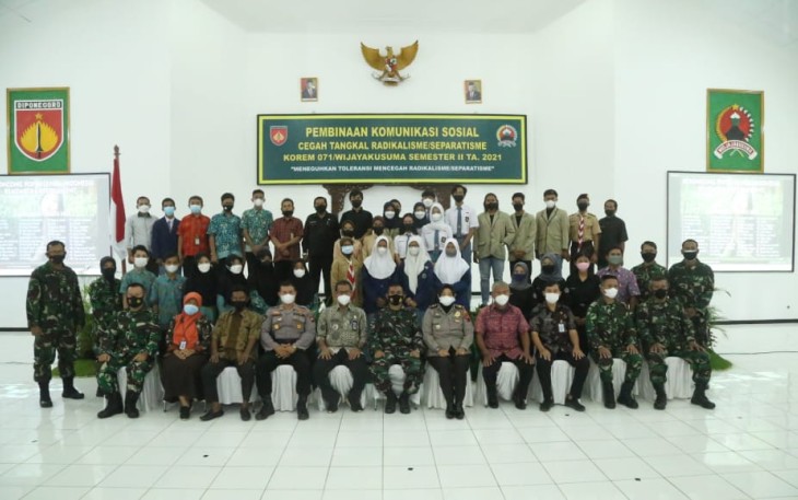 Danrem/071 Wijayakusuma, Kolonel Inf Dwi Lagan Safudrin, S.I.P. foto bersama peserta Pembinaan Komunikasi Sosial dalam rangka Cegah Tangkal Radikalisme dan Separatisme di Makorem 071 