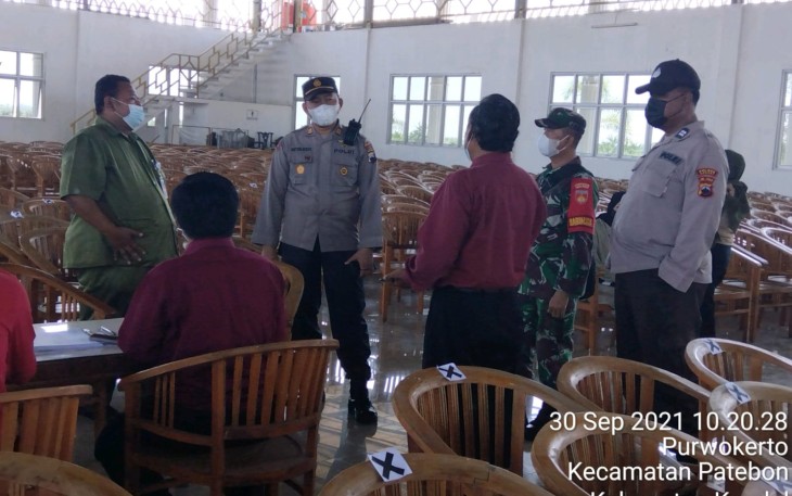 Kapolsek Patebon bersama Bhabinkamtibmas Polsek Patebon melaksanakan monitoring pelaksanaan vaksinasi Covid-19 yang berlokasi di wilayah Kecamatan Patebon