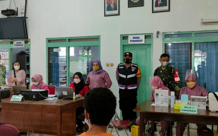 Pelaksanaan vaksinasi di Balai Desa Winong