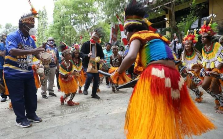 Ganjar diajak menari dan bernyanyi Burure, tarian dan lagu khas Papua
