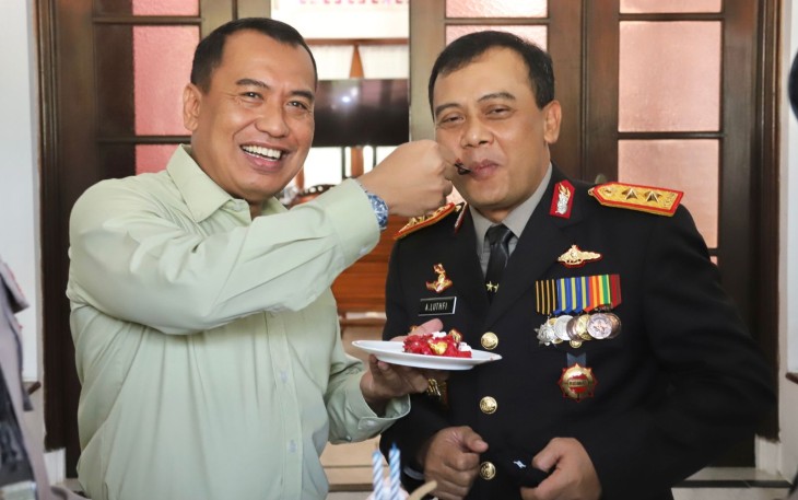 Diberi Surprise Party, Pangdam IV / Dip Malah Suapi Kapolda Jateng