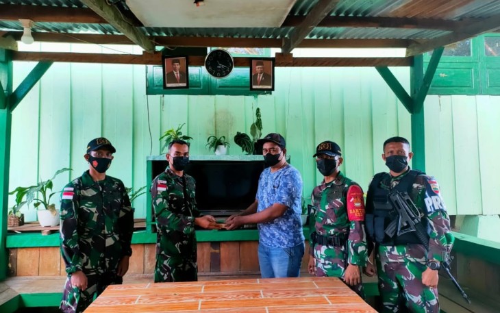 Penyerahan munisi dari warga