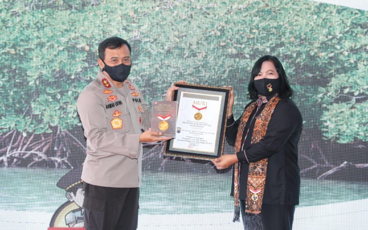 Kapolda Jateng Irjen Pol Ahmad Luthfi menerima penghargaan dari MURI