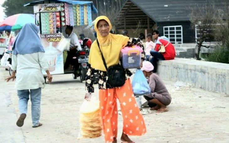 Perjuangan Di Usia Senja, Nenek Supiah Si Tulang Punggung Keluarga Menggali Rezeki Dipinggiran Pantai