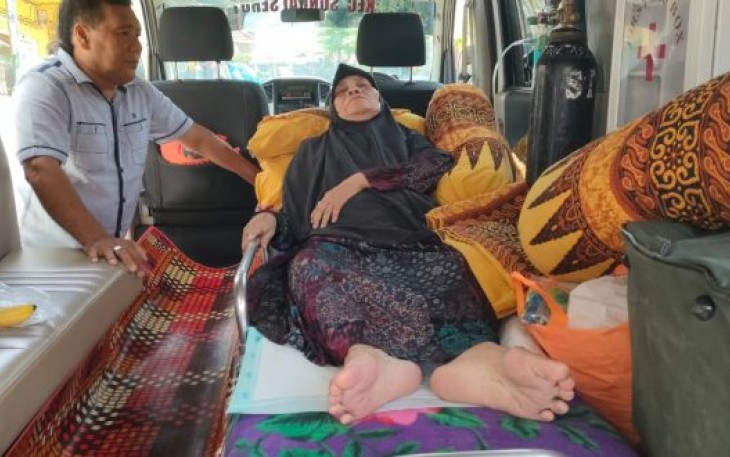Diantar ke Padang, Pasien Ambulans Gratis Pemkot Ucap Terimakasih Pada Helmi-Dedy