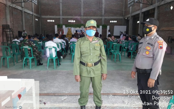 Bhabinkamtibmas melaksanakan pengamanan Pelantikan dan Pengambilan Sumpah Jabatan Perangkat Desa Donosari Kecamatan Patebon Kabupaten Kendal yang diselenggarakan di Aula Balai Desa Donosari , Rabu (13/10/2021).