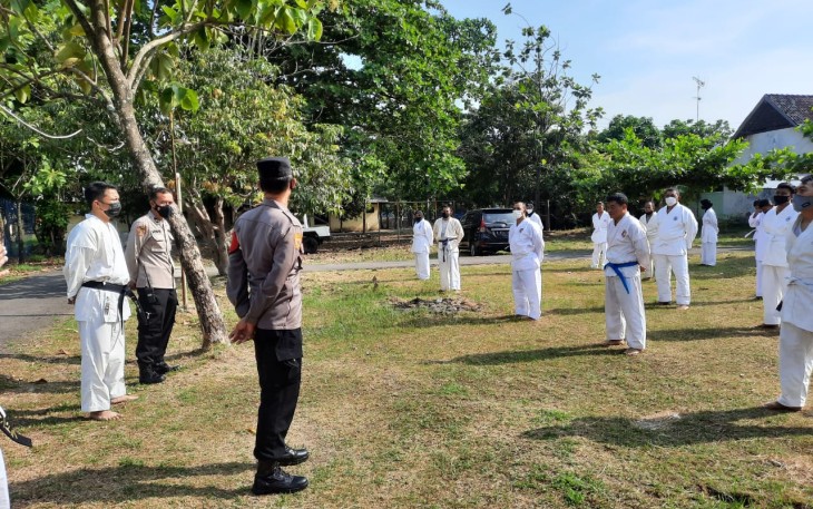 Jajaran Polres Pekalongan Kota, Polda Jawa Tengah menggelar ujian beladiri Polri berkala bagi seluruh anggota di lapangan Aspol Kraton Pekalongan Barat, Kamis, (134/10/2021).