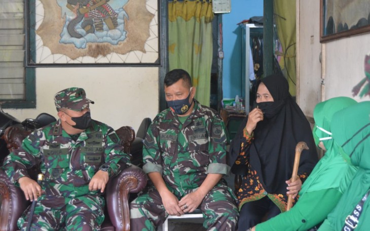 Jumat berkah, Dandim dan Ketua Persit kunjungi anggota