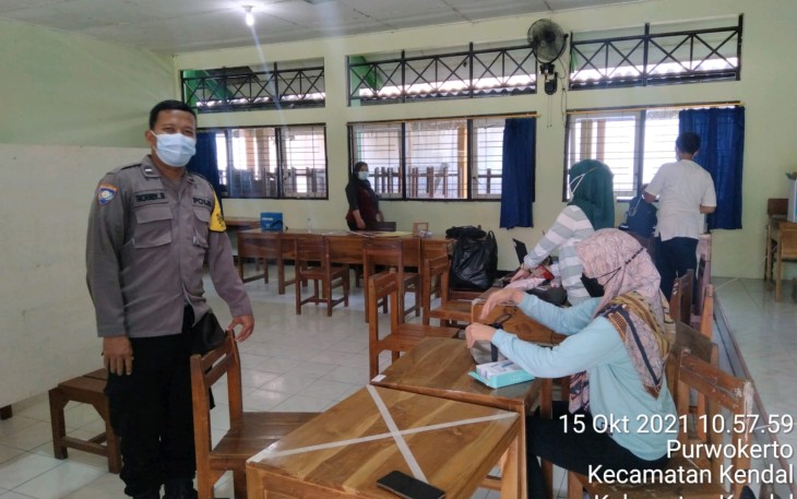 Anggotanya Polsek Patebon melaksanakan kegiatan monitoring dan pengamanan pada kegiatan pelaksanaan program vaksinasi gratis untuk warga masyarakat dan pelajar di wilayah Kecamatan Patebon