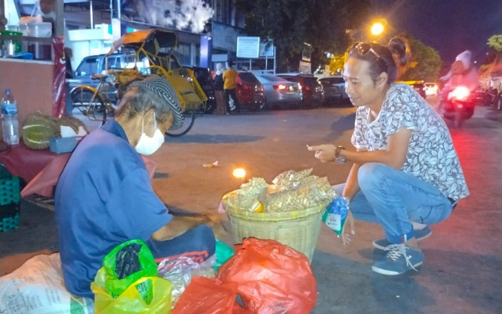 Mbah Sarmin tegar diantara jajanan modern