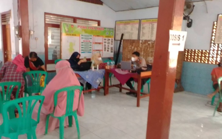Pelaksanaan vaksinasi di Balaidesa Penaruban Kecamatan Weleri Kabupaten Kendal Senin 18/10/2021 