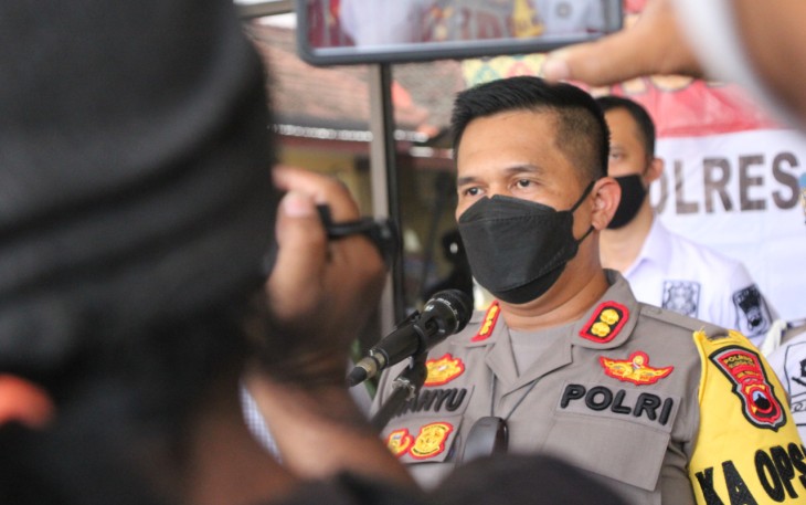 Kapolres Pekalongan AKBP Wahyu Rohadi saat memberikan penjelasan terkait kasus penanganan perkara pengrusakan sarana di  PT Panggung Jaya Indah Textil (Pajitex), Buaran, Pekalongan.