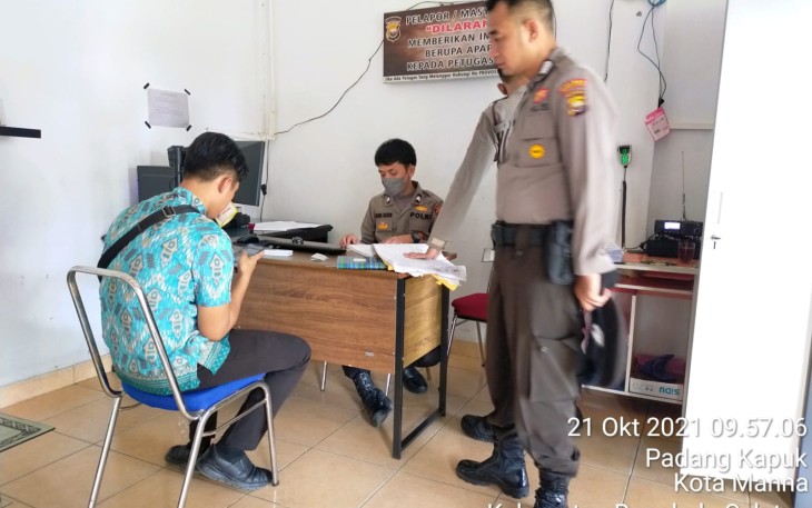 Korban saat melapor ke aparat kepolisian