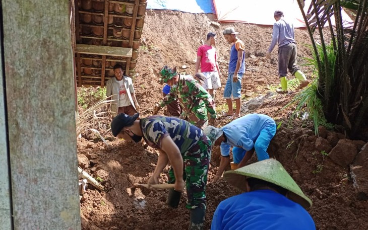 Tebing longsor timpa rumah warga