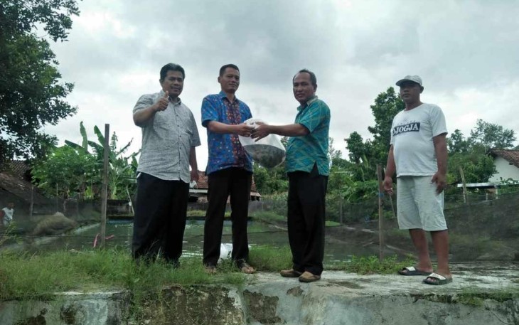 Alimin Serahkan 16 Ribu Bibit Ikan ke Warga 