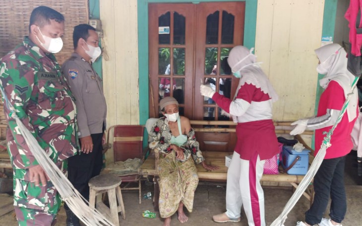 Anggota Polsek Cepiring dampingi Nakes laksanakan vaksinasi lansia di Rumahnya. Sabtu 13/11/2021