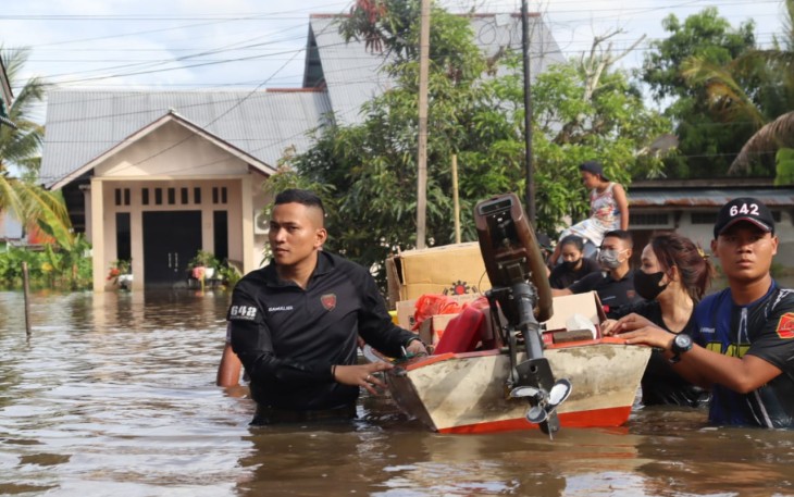 Bersama Pemuda Kalbar, Yonif 642/Kps Berikan Bantuan kepada Warga Sintang Terdampak Banjir