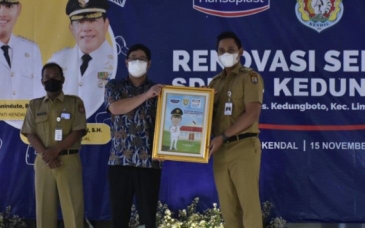 Bupati Kendal Dico M. Ganinduto menerima CSR Rehabilitasi gedung sekolah SDN 4 Kedungboto Kecamatan Limbangan dari perusahaan Indomaret dan Hansaplast