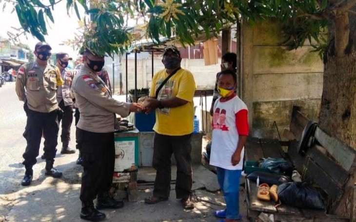 Pemberian paket sembako tersebut diserahkan secara langsung oleh anggota polsek kepada masyarakat Lanjut Usia dengan cara mendatangi dari rumah kerumah