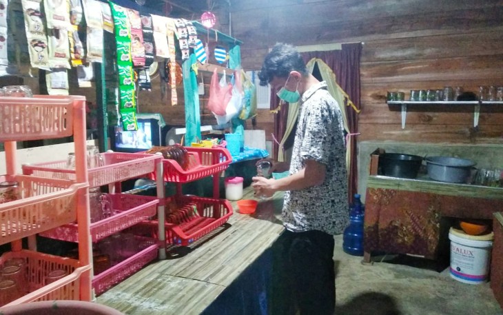 Salaf seorang pemuda Singkil, Iqbal, saat menggelola warung nya