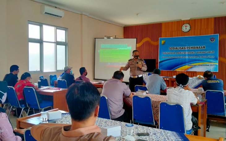 Satgas Operasi Zebra candi 2021 laksanakan penyuluhan kepada pengemudi perusahaan perusahaan angkutan orang dan barang serta bagi masker di terminal bus Kota Pekalongan, Kamis 17/11/2021