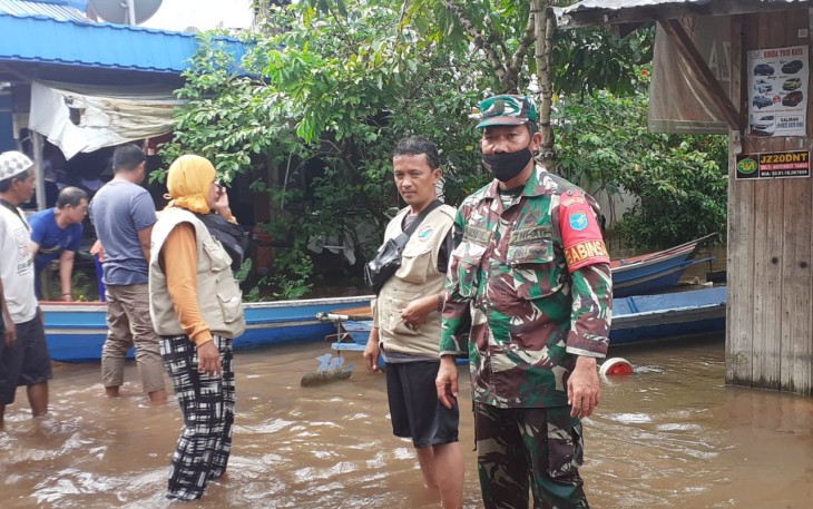 940 Rumah Pahandut Seberang Terendam Banjir, Babinsa Bagikan Bahan Makan dan Imbau Warga Untuk Mengungsi 