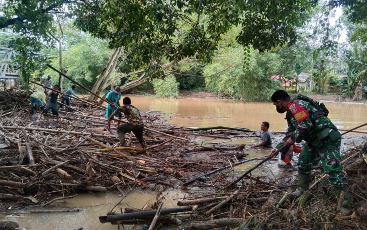 Pembersihan sungai bersama warga