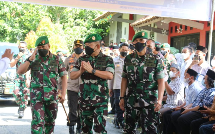 Pangdam IV Diponegoro Rudianto  (kiri), KASAD Jendral TNI Dudung Abdurrahman ( tengah), Dandim 0715 /Kendal Iman (kanan), Kapolda Jateng Irjen Ahmad Lutfi ( belakang) tiba di rumah duka di Desa Pidodokulon Kecamatan Patebon Kabupaten Kendal,  Senin 22/11/2021.