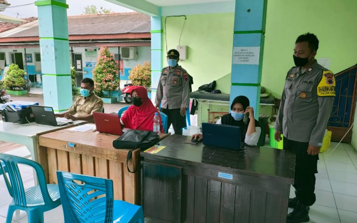 Anggota Polsek Cepiring himbau masyarakat untuk jalankan Prokes