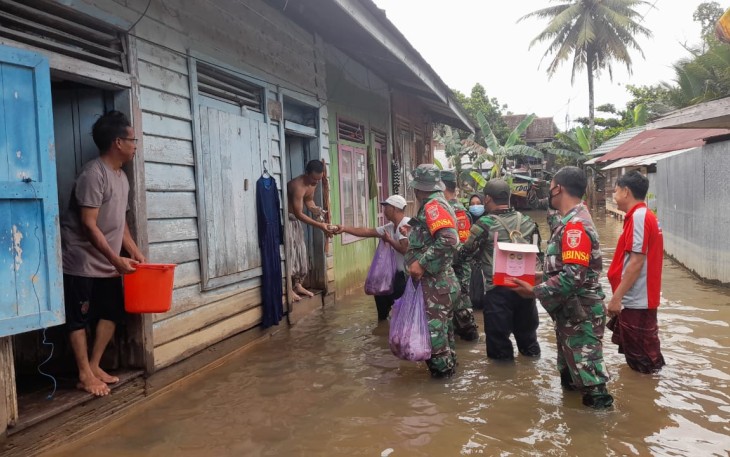 Penyaluran logistik bagi warga 