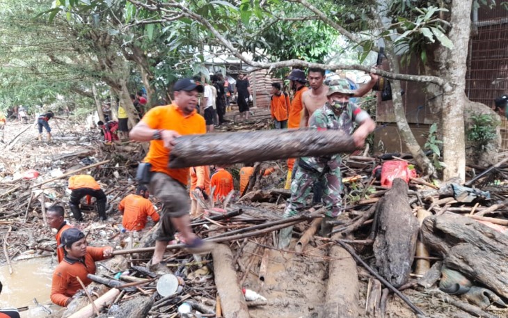 Pembersihan sungai pasca banjir