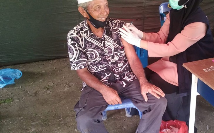 Tenaga Kesehatan Kabupaten Aceh Singkil saat melakukan kegiatan vaksinasi massal covid-19 disalah satu desa dalam Kecamatan Singkil