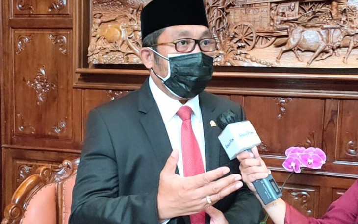 Wakil Ketua DPRD Jatim Sahat Tua Simanjuntak menyampaikan terimakasih dan apresasi atas penghargaan yang diberikan kepada DPRD Jatim oleh Komisi Informasi Provinsi Jatim