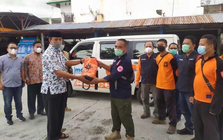  Pelepasan tujuh anggota relawan MDMC Karanganyar di halaman RS PKU Muhammadiyah Karanganyar, pada Minggu (05/12/2021), untuk menuju  ke Lumajang, Jawa Timur untuk membantu korban bencana erupsi Gunung Semeru